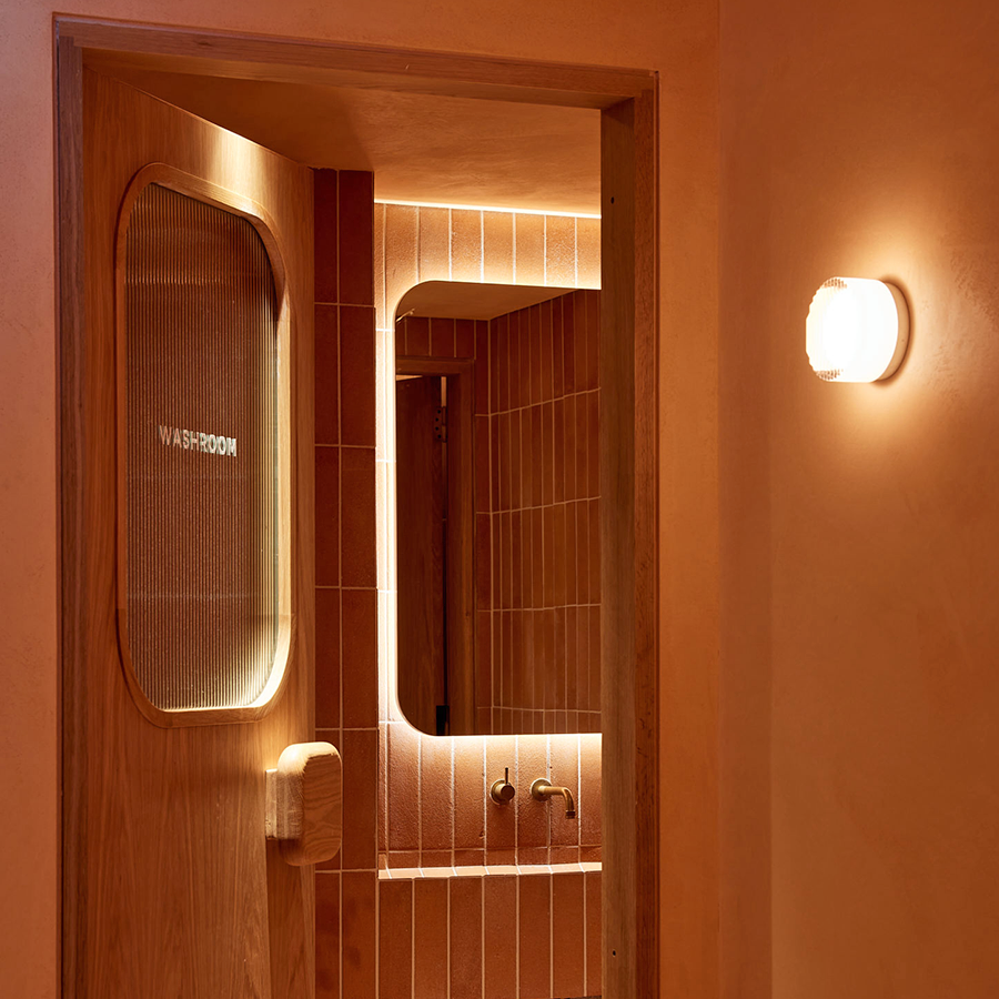 RIPPLE SCONCE WANDLEUCHTE, KLAR, MIT SCHWARZEM SOCKEL