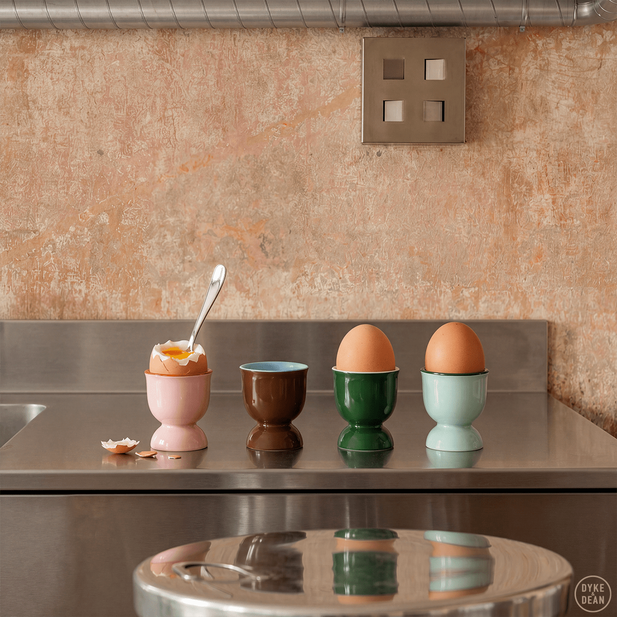 DYKE & DEAN CERAMIC EGG CUP BROWN BLUE RIM - DYKE & DEAN