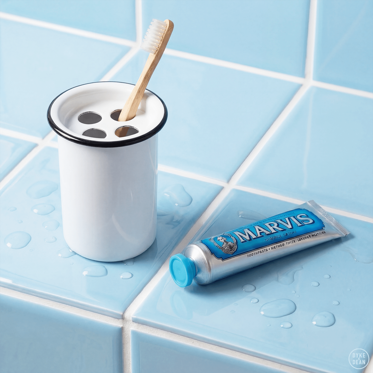 ENAMEL TOOTHBRUSH HOLDER WHITE WITH BLACK RIM OUTLET - DYKE & DEAN